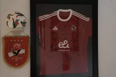 "مُوقع من اللاعبين".. فندق الإقامة في تونس يحتفظ بـ"بقميص الأهلي"